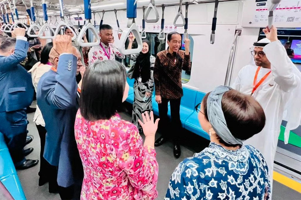 Jokowi dan para dubes terlihat berbincang di dalam gerbong MRT. Sesampainya di Stasiun ASEAN, Jokowi dan para dubes kemudian berjalan menuju Kantor Sekretariat ASEAN untuk menghadiri ASEAN Day.