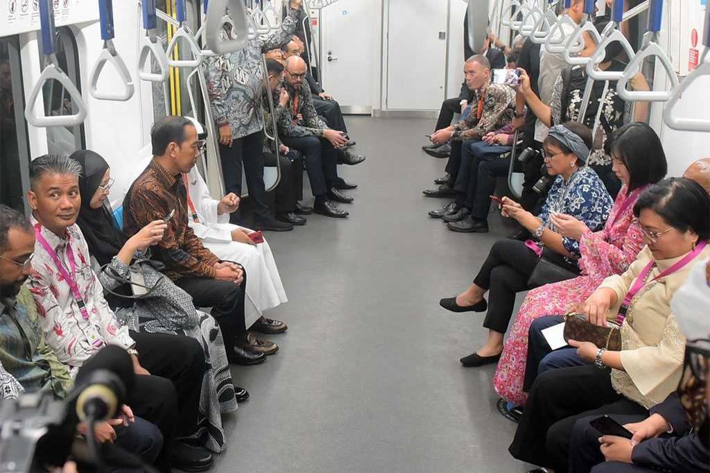  Presiden Joko Widodo mengajak para duta besar ASEAN menggunakan transportasi massal Moda Raya Terpadu (MRT) dari Stasiun Bundaran HI menuju Stasiun ASEAN, Jakarta, untuk menghadiri HUT ke-56 ASEAN, Selasa, 8 Agustus 2023.