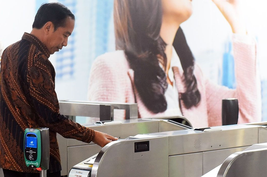 Presiden tiba di Stasiun Bundaran HI sekitar pukul 08.30 WIB. Sebelum menaiki MRT, Presiden Jokowi terlebih dahulu meluncurkan Kartu Jelajah Berganda MRT Jakarta Edisi Khusus 'MRT ASEAN 56 dan MRT Ride'. Presiden melakukan tap in sebagai tanda peluncuran.