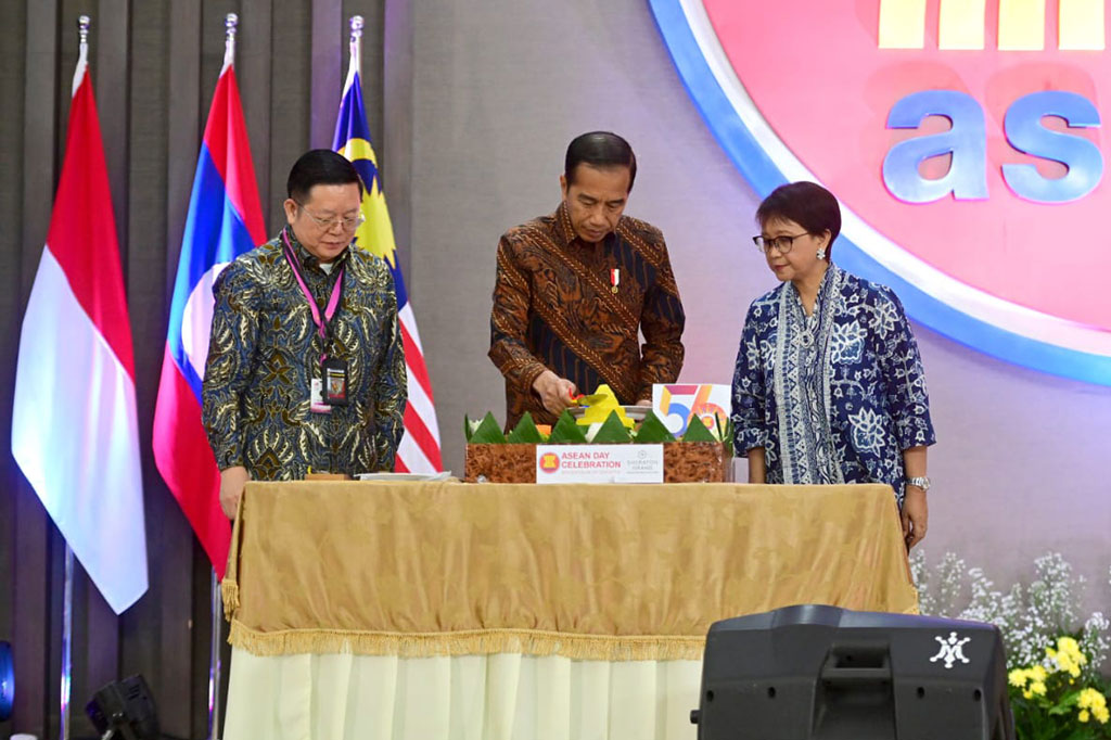 Presiden Joko Widodo memotong tumpeng pada Peringatan HUT ke-56 ASEAN yang diselenggarakan di Nusantara Hall, Gedung Sekretariat ASEAN, pada Selasa, 8 Agustus 2023.