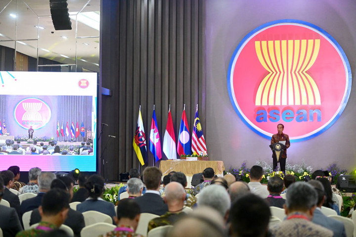 “ASEAN adalah contoh keberagaman yang harmoni, yang saling melengkapi, dan menguatkan. Perbedaan antarnegara ada, tapi tidak menjadi halangan kita untuk mewujudkan tekad dan cita-cita ASEAN,” ujar Presiden.