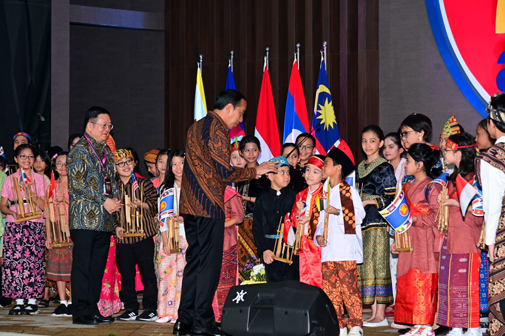 Menurut Presiden, bonus demografi dan kepercayaan dunia terhadap ASEAN sebagai kawasan dengan kesempatan ekonomi terbaik saat ini merupakan aset kuat ASEAN untuk menjadi episentrum pertumbuhan ekonomi. Untuk itu, Presiden mendorong agar momentum tersebut dapat dimanfaatkan dengan baik.