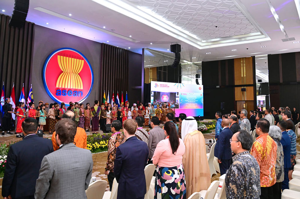 “Momentum positif ini harus kita manfaatkan untuk menjadikan ASEAN sebagai masa depan dunia, menjadikan ASEAN jangkar perdamaian, jangkar kestabilan, dan jangkar kesejahteraan dunia,” katanya.