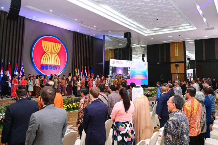 “Momentum positif ini harus kita manfaatkan untuk menjadikan ASEAN sebagai masa depan dunia, menjadikan ASEAN jangkar perdamaian, jangkar kestabilan, dan jangkar kesejahteraan dunia,” katanya.