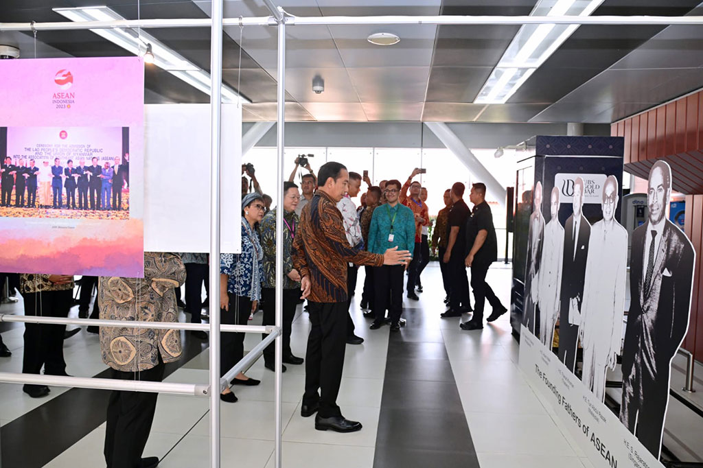 Sebagai pemegang keketuaan ASEAN tahun 2023, Indonesia berupaya meletakkan fondasi kuat sehingga ASEAN akan mampu memegang peran sentral dalam menjawab tantangan global. Presiden pun mengajak seluruh negara ASEAN untuk bersama-sama bergerak maju karena tanggung jawab terhadap ratusan jiwa rakyat ada di dalamnya. “Mari bekerja bersama untuk menjadikan ASEAN sebagai episentrum pertumbuhan,” ajaknya.