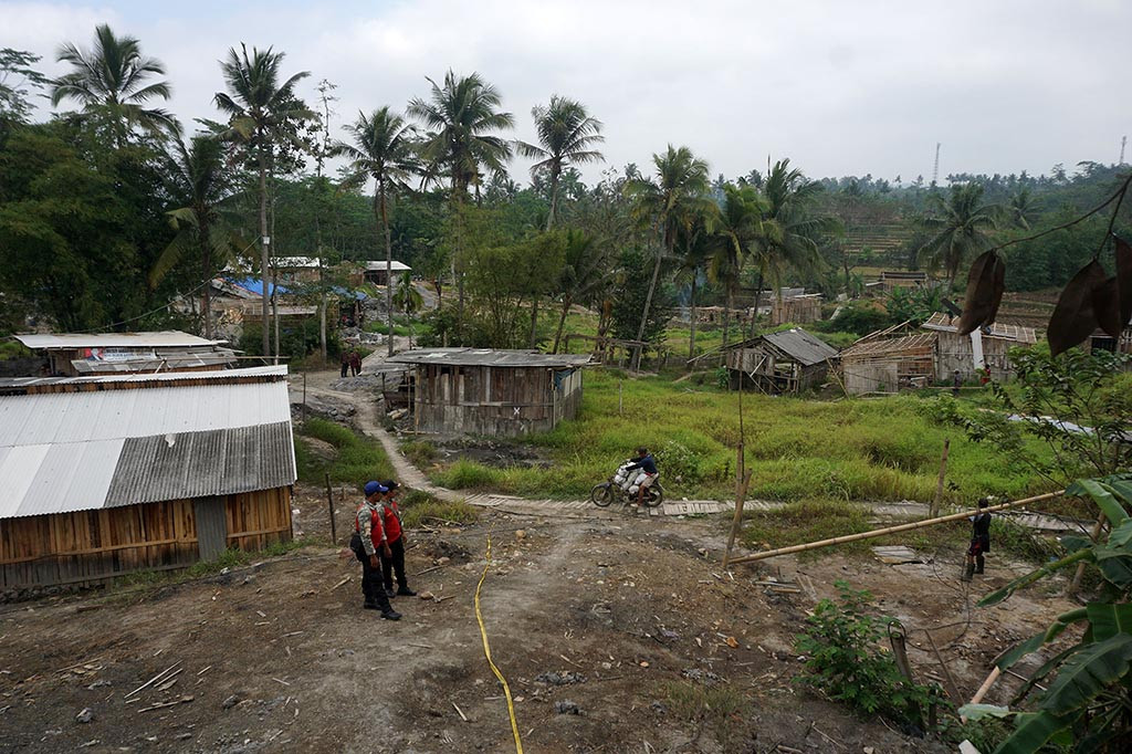 Pembongkaran mulai dilakukan sekitar jam 10.00 WIB oleh para penambang. Personel dari Satuan Polisi Pamong Praja (Satpol PP), kepolisian, TNI dan lainnya ikut membantu membongkar lapak tersebut.