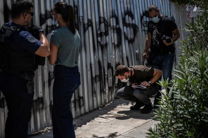 Seorang penggemar sepak bola Yunani ditikam sampai mati selama perkelahian antara pendukung klub rival, sebelum laga babak ketiga kualifikasi Liga Champions UEFA antara tuan rumah AEK Athens dan klub Kroasia Dinamo Zagreb, Senin, 7 Agustus 2023. 96 orang ditangkap dalam bentrokan tersebut.