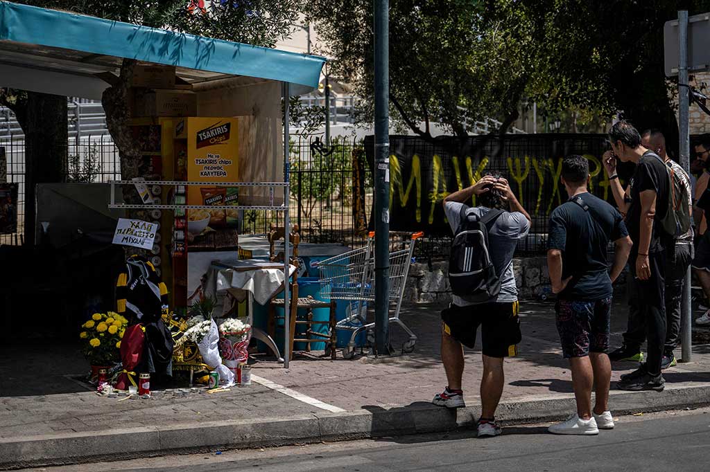 Menurut polisi, korban yang berusia 22 tahun dievakuasi dari stadion di pinggiran kota ke rumah sakit Athena tempat dia meninggal. 