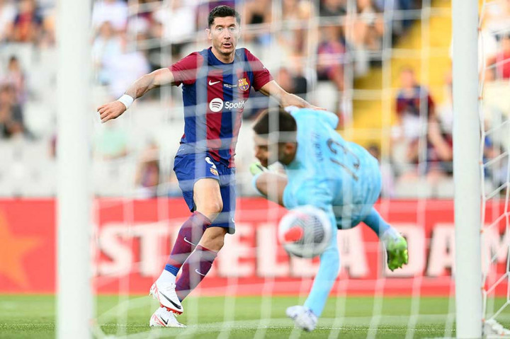 Tim tuan rumah langsung mencetak gol saat laga baru berjalan tiga menit. Rapinha menerima umpan terobosan lambung sebelum memberikan assist yang diselesaikan Robert Lewandowski melalui tendangan volinya di depan gawang. Skor menjadi 1-0.