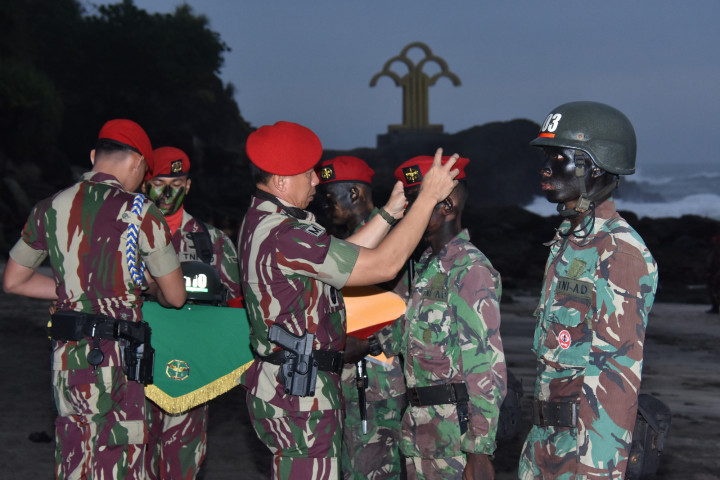 Komandan Jenderal Komando Pasukan Khusus (Danjen Kopassus) Mayor Jenderal Deddy Suryadi, secara resmi menutup Pendidikan Komando Angkatan 107 TA 2023 di Pantai Permisan Cilacap Jateng, Senin, 7 Agustus 2023. Danjen Kopassus menyatakan, pendidikan Komando adalah awal prajurit untuk mengabdi kepada negara.