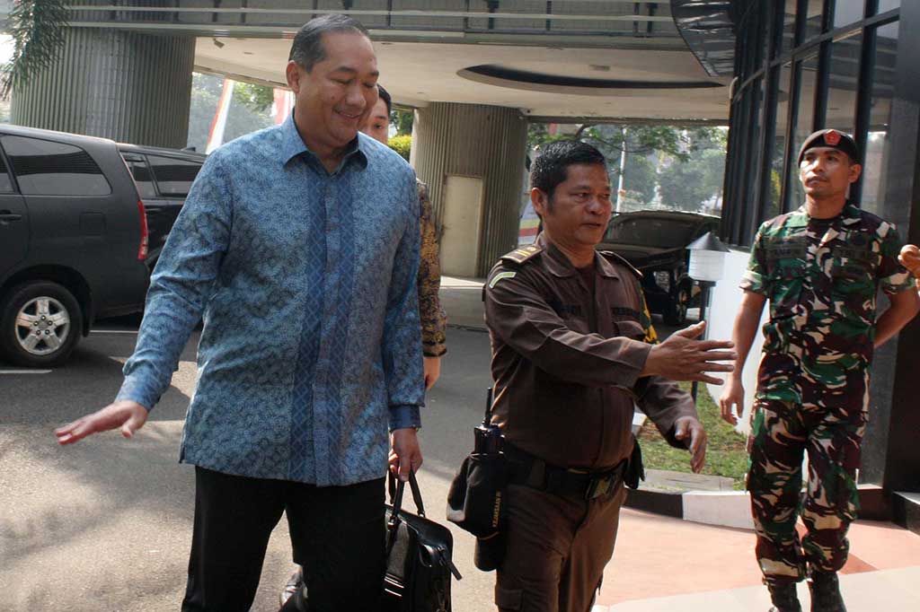 Lutfi tiba di Kejaksaan Agung sekitar pukul 08.57 WIB dengan mengenakan baju batik lengan panjang berwarna biru. Dia tiba menggunakan mobil minibus Mitsubishi berwarna hitam dan didampingi seorang rekan.