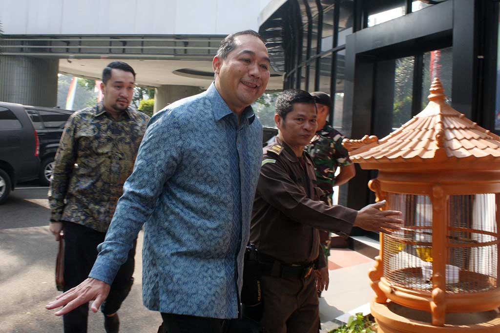 Sebelum memasuki Gedung Bundar, Lutfi sempat melambaikan tangan kepada media, namun tidak memberikan keterangan.