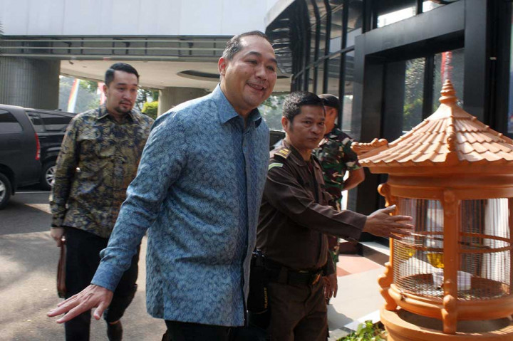 Sebelum memasuki Gedung Bundar, Lutfi sempat melambaikan tangan kepada media, namun tidak memberikan keterangan.