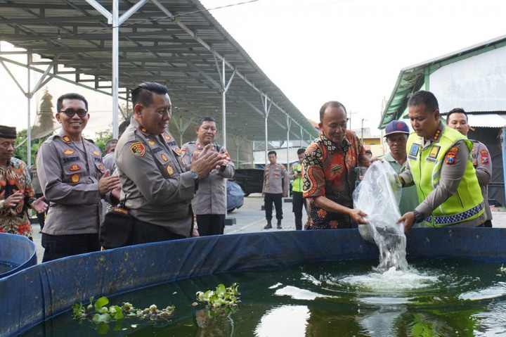 Mendukung program pemerintah terkait ketahanan pangan, Polresta Sidoarjo menebar lima ribu benih ikan lele di kolam bioflok lahan kolam renang Raden Aryo Bebangah Desa Bangah Kecamatan Gedangan Sidoarjo.