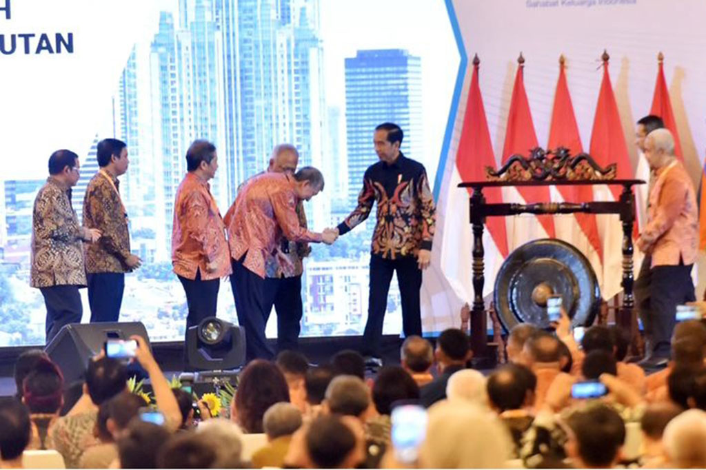 Jokowi menuturkan Pemerintah Indonesia berani membuka sentra-sentra ekonomi baru dengan membangun IKN di Pulau Kalimantan.