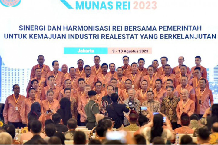 Lebih lanjut, Jokowi meminta REI untuk memperkuat kolaborasi dengan pemerintah. Dia ingin agar rakyat kecil dibantu untuk dapat memiliki hunian yang sehat dan layak. Selain itu, Kepala Negara mengingatkan agar pembangunan rumah atau jenis properti lainnya harus memperhatikan dampak sosial dan lingkungan.