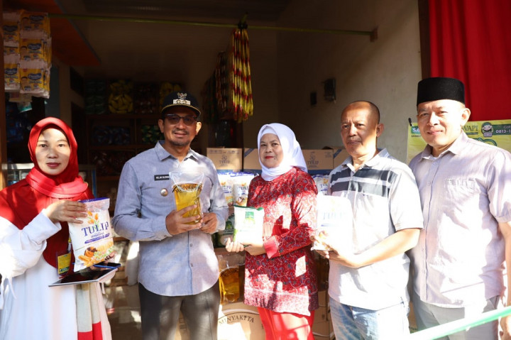Pemerintah Kabupaten Garut, meresmikan warung posko pangan di Desa Pasanggrahan, Kecamatan Cilawu, Selasa, 8 Agustus 2023. Program 100 ribu posko yang dilakukan tersebut diharapkan bisa memajukan usaha dan untuk membantu warga lainnya mendapatkan kebutuhan sehari-hari. 
