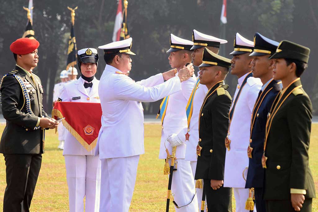 Panglima TNI Laksamana Yudo Margono melantik total 383 perwira remaja TNI, yang terdiri atas 33 perwira prajurit sukarela dinas pendek (PSDP) penerbang (PNB) dan 350 perwira prajurit karier di Stadion Perkasa Mabes TNI, Jakarta, Rabu, 9 Agustus 2023.