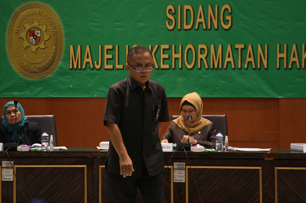 Sidang Majelis Kehormatan Hakim yang digelar oleh Mahkamah Agung dan Komisi Yudisial menjatuhkan sanksi pemberhentian dengan tidak hormat kepada Hakim Pengadilan Negeri Jakarta Barat Dede Suryaman karena terbukti menerima suap sejumlah Rp300 juta.