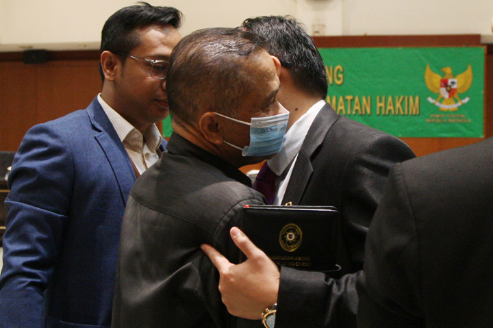 Dalam pertimbangannya, Desnayeti menyebut pembelaan yang disampaikan DS dan tim pembela yang berasal dari Ikatan Hakim Indonesia (IKAHI) tidak dapat diterima oleh Majelis Kehormatan Hakim.