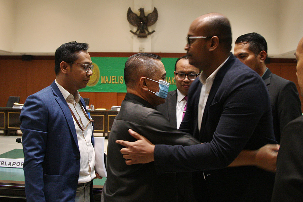 Adapun hal memberatkan DS adalah yang bersangkutan telah melanggar kode etik dan perilaku hakim. Sementara hal-hal yang meringankan adalah DS melakukan pelanggaran yang didorong psikologi tertekan selama proses persidangan perkara nomor 31/Pid.Sus-TPK/2021/PN Surabaya dengan terdakwa Samsul Ashar, mantan Wali Kota Kediri.