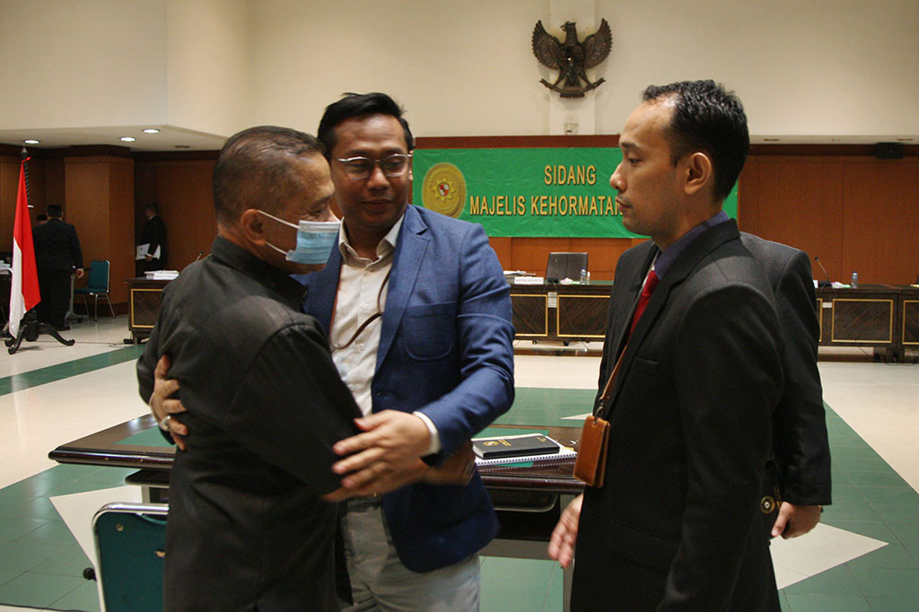 Desnayeti mengatakan DS terbukti telah melanggar Keputusan Bersama Ketua MA dan Ketua KY RI Nomor 047/KMA/SKB/IV/2009 dan 02/SKB/P.KY/IV/2009 tentang Kode Etik dan Pedoman Perilaku Hakim <i>juncto</i> Peraturan Bersama MA dan KY Nomor 02/PB/MA/IX/2012 dan 02/PB/P.KY/09/2012 tentang Panduan Penegakan Kode Etik dan Pedoman Perilaku Hakim pasal 9 ayat (4) huruf a.