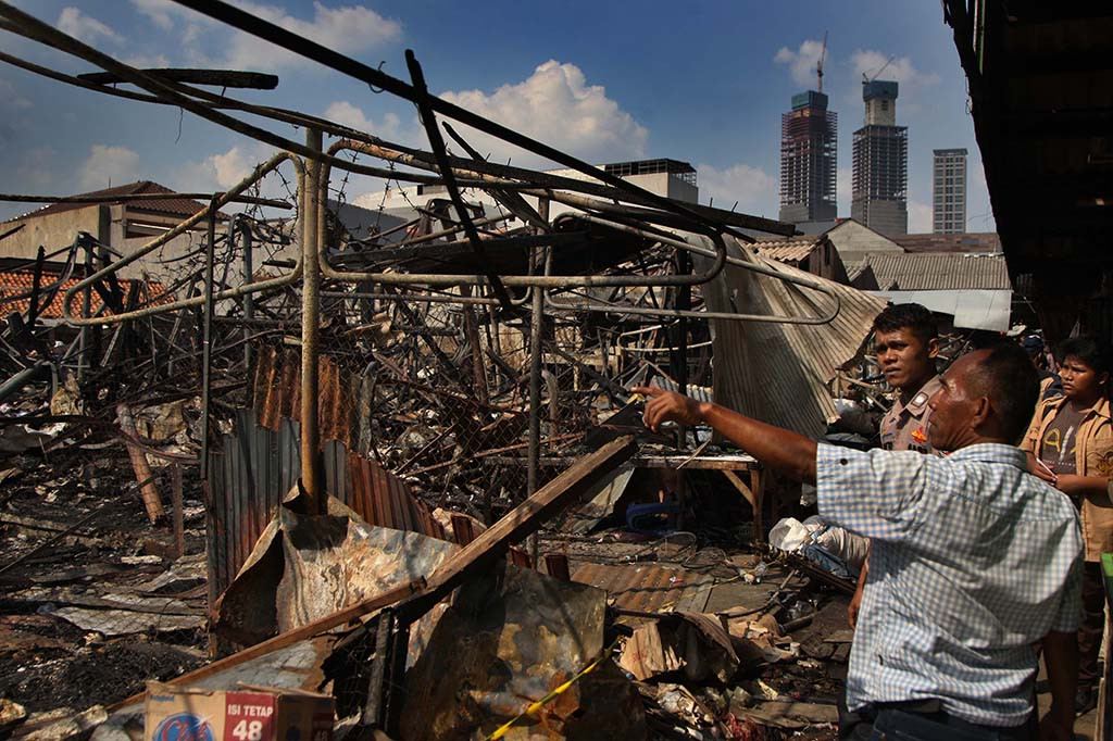 Suku Dinas Penanggulangan Kebakaran dan Penyelamatan (Sudin Gulkarmat) Jakarta Pusat mengerahkan 18 unit mobil pemadam kebakaran dan 71 personel untuk memadamkan 'si jago merah'.