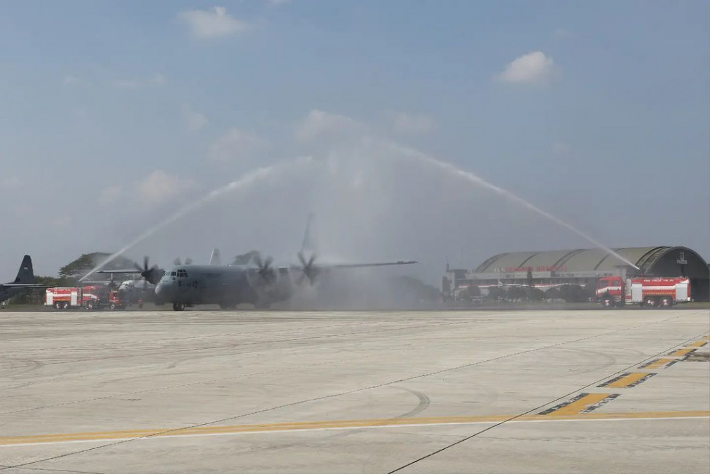 Kedatangan pesawat disambut tradisi water salute dan pengalungan slempang batik kepada empat crew pesawat C-130J Lockheedmartin, oleh Pangkoopsudnas Marsdya TNI Toni Harjono.