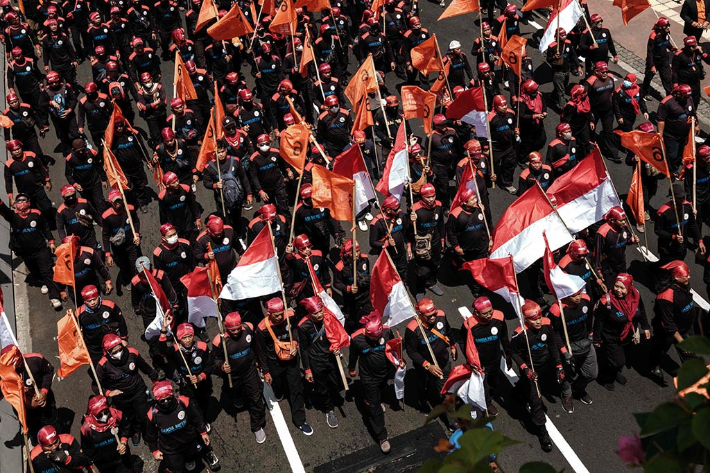Komarudin menjelaskan ada sekitar tiga ribu orang yang datang dalam unjuk rasa itu. Karena itu dia mengimbau kepada masyarakat untuk menghindari kawasan tersebut.