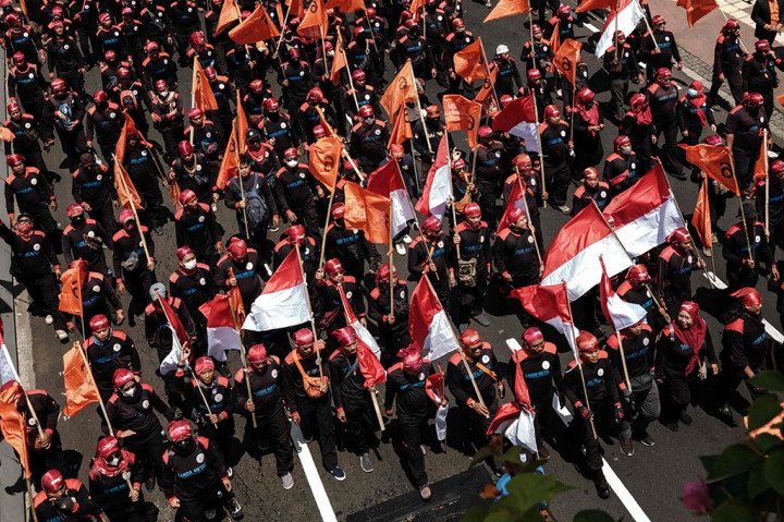 Komarudin menjelaskan ada sekitar tiga ribu orang yang datang dalam unjuk rasa itu. Karena itu dia mengimbau kepada masyarakat untuk menghindari kawasan tersebut.