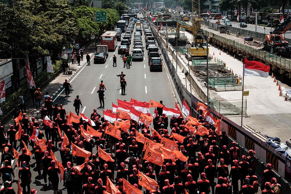 Selain itu, menurut Kapolres Metro Jakarta Pusat Kombes Pol Komarudin, pihaknya juga melakukan skema pengalihan lalu lintas di sekitaran Jalan Merdeka Barat, Jakarta Pusat.