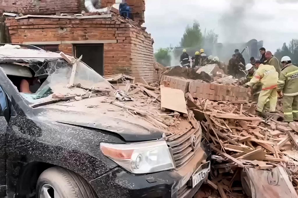 Pejabat di kota Sergiyev Posad, sekitar 56 km timur laut ibu kota, mengatakan ledakan itu terjadi di sebuah pabrik yang memproduksi peralatan optik.