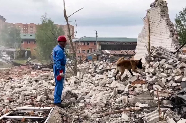 Sebuah ledakan di sebuah pabrik Rusia di luar ibukota Moskow pada hari Rabu. 9 Agustus 2023 telah melukai sedikitnya 52 orang, kata gubernur wilayah itu.