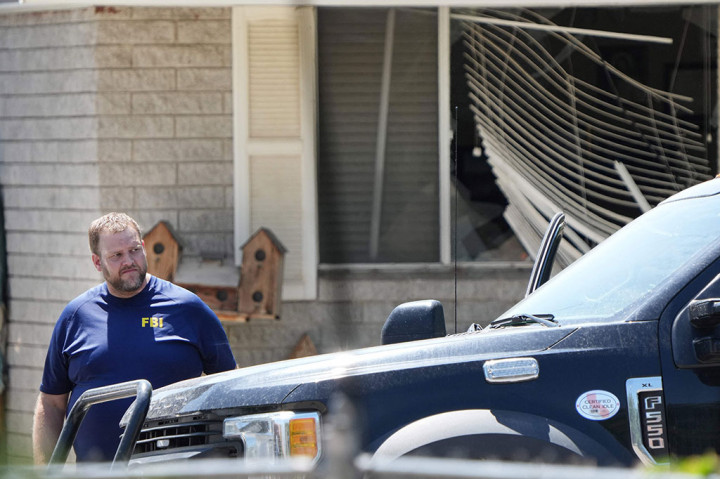 Biro menolak untuk mengidentifikasi pria yang terbunuh itu, sembari mengatakan penyelidikan sedang berlangsung, tetapi pria tersebut disebutkan dalam pengaduan yang diajukan oleh jaksa federal di Utah sebagai Craig Robertson.