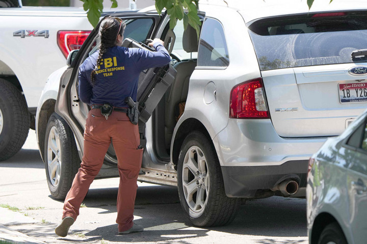 Menurut pengaduan tersebut, Robertson, yang berusia awal 70-an dan menggambarkan dirinya sebagai 'MAGA Trumper', berulang kali mengancam Biden dan lainnya dalam postingan di media sosial.