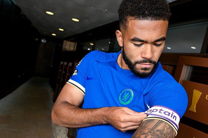 Chelsea FC resmi menunjuk Reece James sebagai kapten baru untuk menggantikan kapten utama sebelumnya, Cesar Azpilicueta yang telah pindah ke Atletico de Madrid pada musim panas ini.
