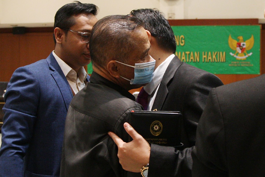Sidang Majelis Kehormatan Hakim yang digelar oleh Mahkamah Agung dan Komisi Yudisial menjatuhkan sanksi pemberhentian dengan tidak hormat kepada Hakim Pengadilan Negeri Jakarta Barat Dede Suryaman karena terbukti menerima suap sejumlah Rp300 juta.