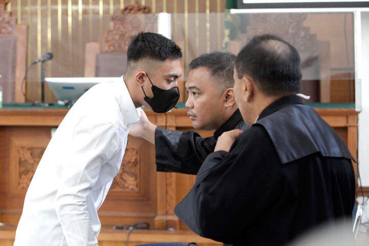 Namun Ketua Majelis Hakim, Alimin Ribut Sudjono menawarkan sidang dilanjutkan pada hari Selasa, 15 Agustus.