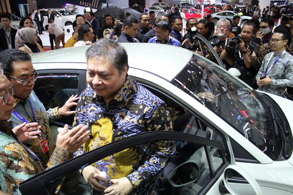Menteri Koordinator Bidang Perekonomian Airlangga, Hartarto didampingi Menteri Perindustrian Agus Gumiwang Kartasasmita, Ketua Umum Gabungan Industri Kendaraan Bermotor Indonesia (Gaikindo), Yohannes Nangoi dan pejabat terkait mengunjungi stand Daihatsu pada pameran otomotif Gaikindo Indonesia International Auto Show atau GIIAS 2023 di ICE BSD, Serpong, Tangerang, Kamis, 10 Agustus 2023. 