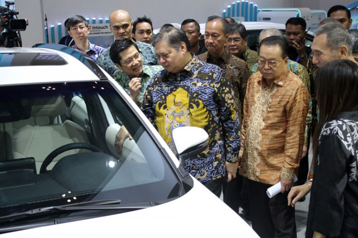 Airlangga mengapresiasi penyelenggaraan GIIAS 2023 yang mengusung tema 'Future Now', di mana tren kendaraan listrik semakin berkembang di Indonesia. Pemerintah, kata dia, terus mendorong penurunan emisi karbon dengan pengadopsian kendaraan listrik. Pemerintah juga telah menelurkan sejumlah kebijakan dalam mendorong perkembangan kendaraan ramah lingkungan di Tanah Air.