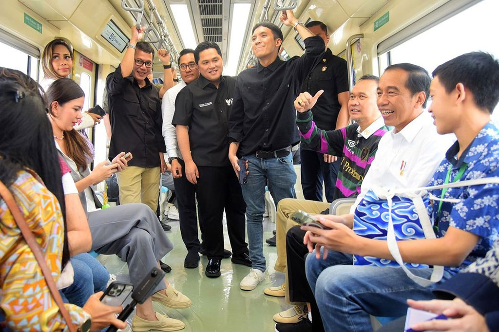 Presiden Joko Widodo (Jokowi) bersama para pemengaruh (influencer) menjajal kereta ringan atau Light Rapid Transit (LRT) Jabodebek, Kamis, 10 Agustus 2023, dari Stasiun LRT Jati Mulya, Bekasi, Jawa Barat.