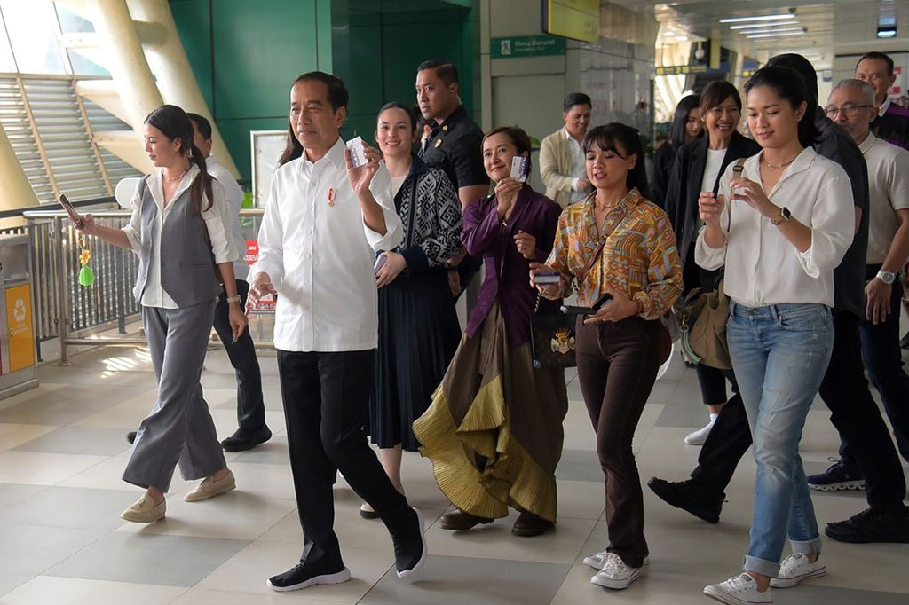 Presiden Jokowi tiba di Stasiun Jati Mulya sekitar pukul 08.30 WIB.