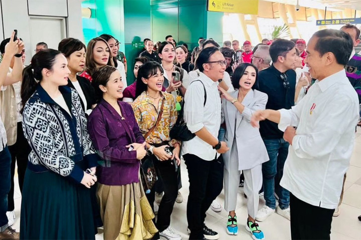Setelah naik ke lantai 1 Stasiun Jati Mulya, Jokowi berdiskusi sejenak dengan para pemengaruh sebelum melintasi mesin pemindai kartu elektronik dan menaiki eskalator untuk memasuki gerbong LRT.