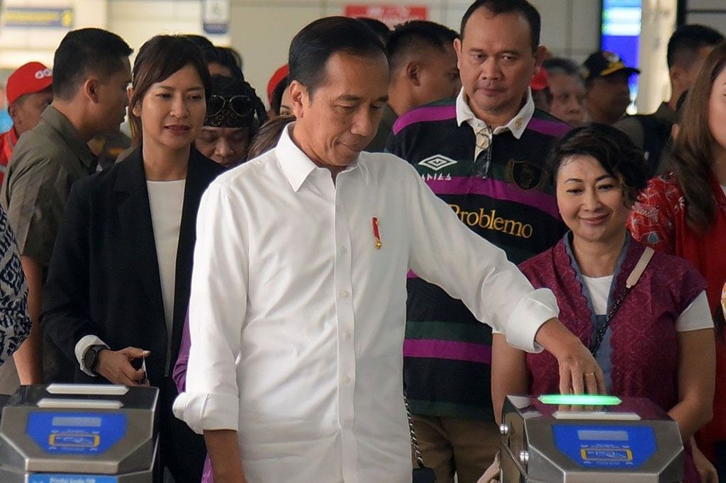 Tampak para pemengaruh yang mendampingi Jokowi, antara lain, Nirina Zubir, Prisia Nasution, Chelsea Islan, Lukman Sardi, Desta, Cak Lontong, dan lainnya.
