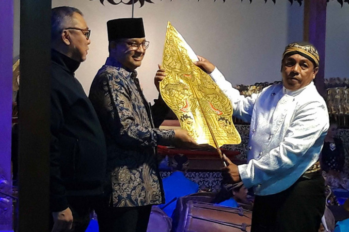 Calon Presiden Koalisi Perubahan untuk Persatuan (KPP) Anies Baswedan menyerahkan gunungan wayang kulit pada Ki Dalang Suroso disaksikan Wakil Ketua Umum NasDem Ahmad Ali saat pagelaran di objek wisata Pentungan Sari, Dusun Bodean Putuk, Desa Toyomarto, Kecamatan Singosari, Kabupaten Malang, Jawa Timur, Rabu, 9 Agustus 2023 malam. Pagelaran wayang kulit itu memainkan lakon 'Semar Mbangun Kayangan'.