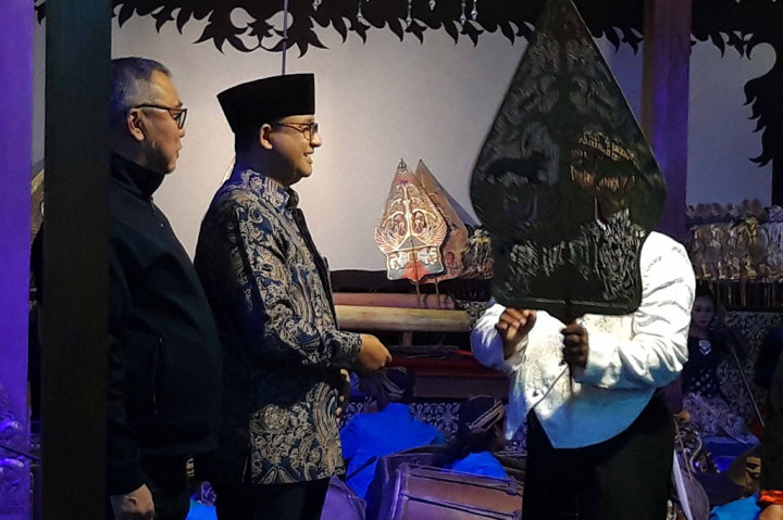 Anies Baswedan dan Wakil Ketua Umum NasDem Ahmad Ali bersama kader NasDem menonton wayang kulit duduk sejajar dengan warga di objek wisata Pentungan Sari, Dusun Bodean Putuk, Desa Toyomarto, Kecamatan Singosari, Kabupaten Malang, Jawa Timur, Rabu, 9 Agustus 2023 malam.