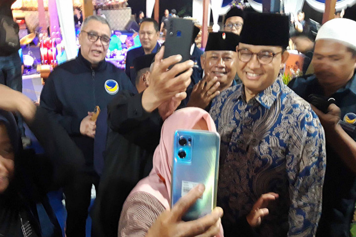 Saat Anies menjabat Gubernur DKI Jakarta menginisiasi pagelaran wayang kulit. 