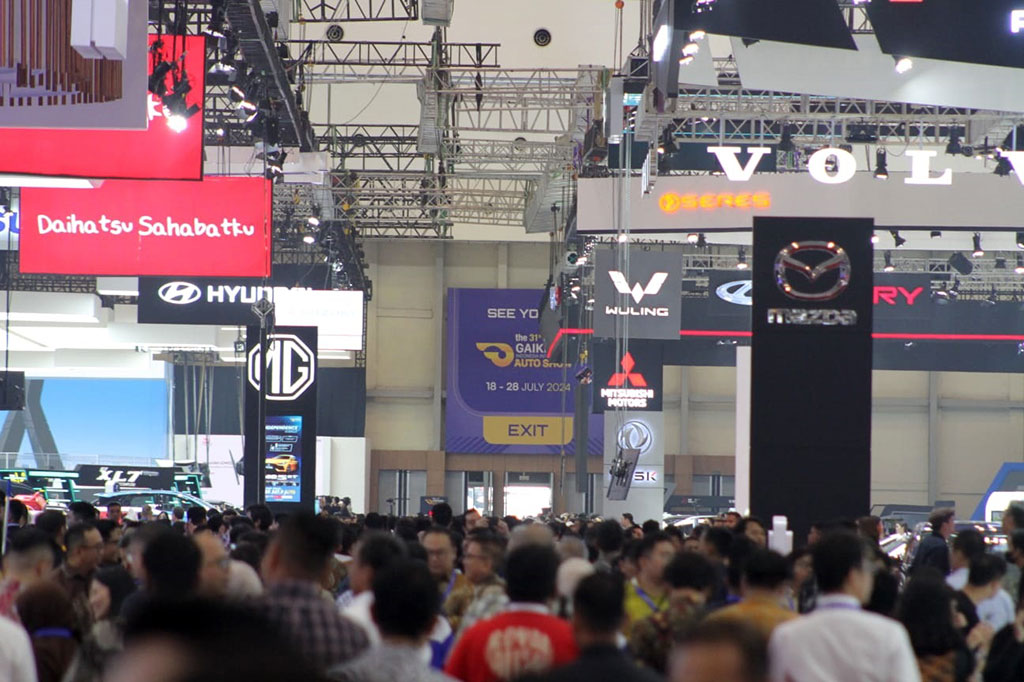 Pengunjung memadati salah satu ruangan pada pemeran otomotif Gaikindo Indonesia International Auto Show (GIIAS) 2023 di Indonesia Convention Exhibition (ICE) BSD, Serpong, Tangerang, Banten, Kamis, 10 Agustus 2023. 