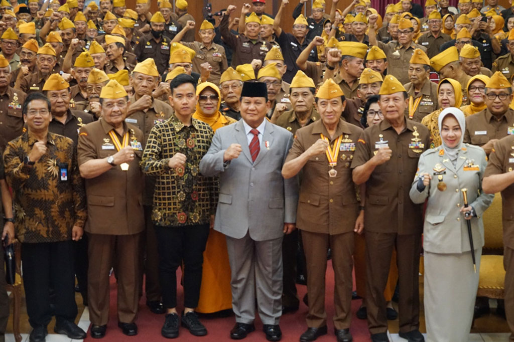 Selain itu, peran anak-anak muda juga tidak bisa dilepaskan dari penyusunan naskah Sumpah Pemuda pada bulan Oktober 1928. 