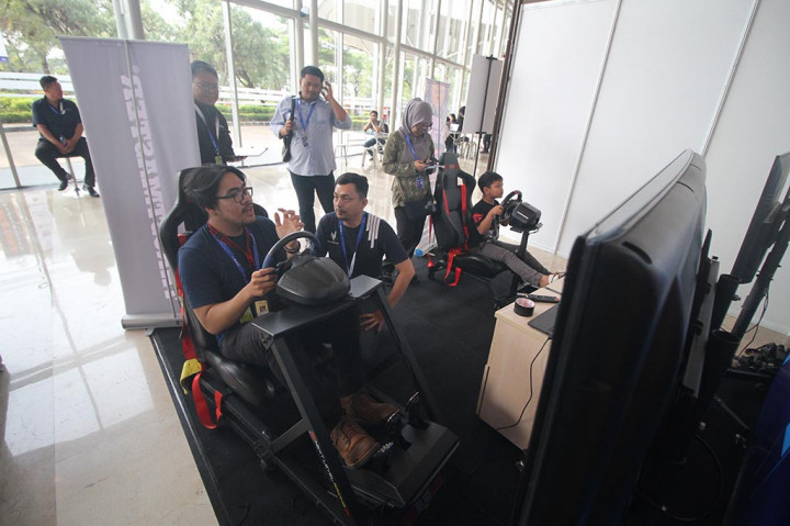 Kegiatan tersebut digelar secara gratis untuk umum, dimana pengunjung dapat mencoba langsung sensasi mengemudi dengan mobil sport. Tidak hanya itu, nantinya pengunjung yang mencoba simulasi mobil tersebut akan mendapatkan kesempatan untuk mendapatkan hadiah menarik, mulai dari uang tunai hingga merchandise.